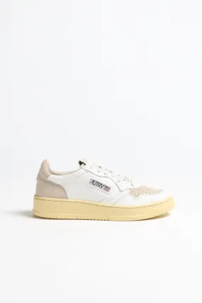 Sneaker 01 Low Suede in Weiß/Sand